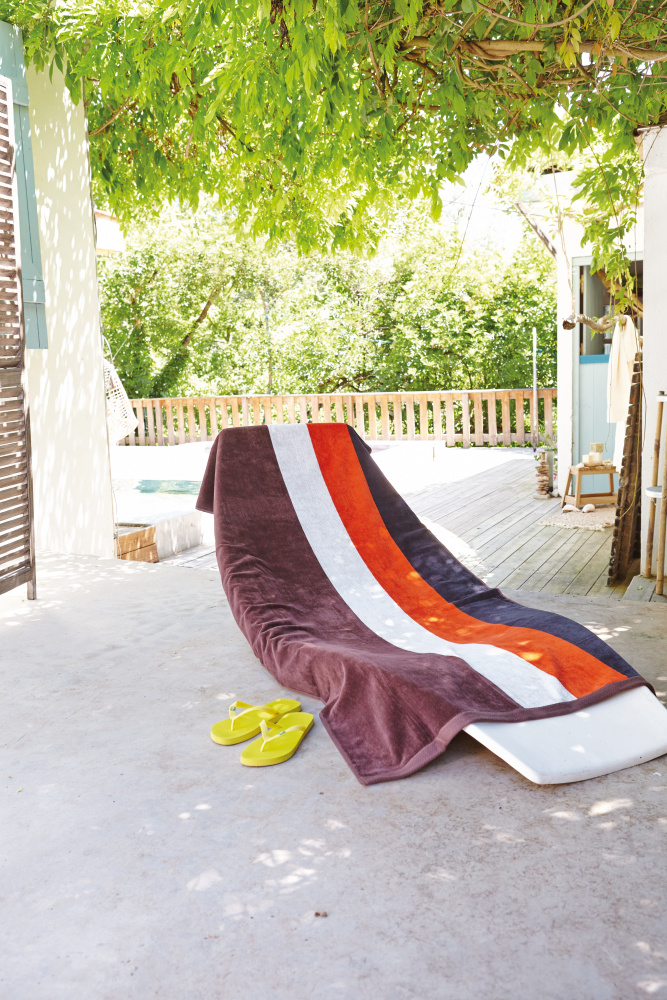 Velours Strandtuch mit Streifenmuster (Grey (Solid)/Red/White/Navy)  besticken lassen - Kariban - Bademäntel und -tücher - StickX  Textilveredelung