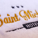 Duschtuch bestickt mit Hotellogo